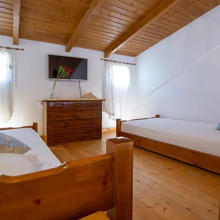 Pantazis In Áyios Nikítas